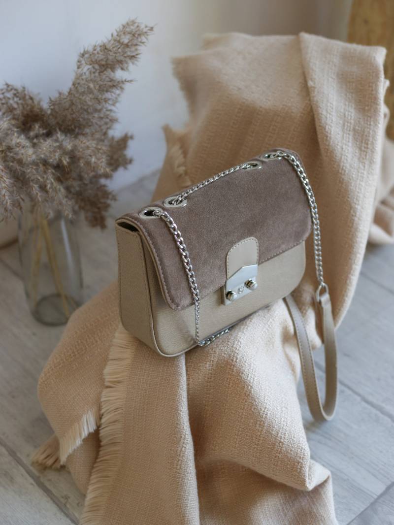 Клатч &quot;Берн&quot; на цепочке с замком Фурла с замшевым нахлёстом Romashka, Песочный (4667)